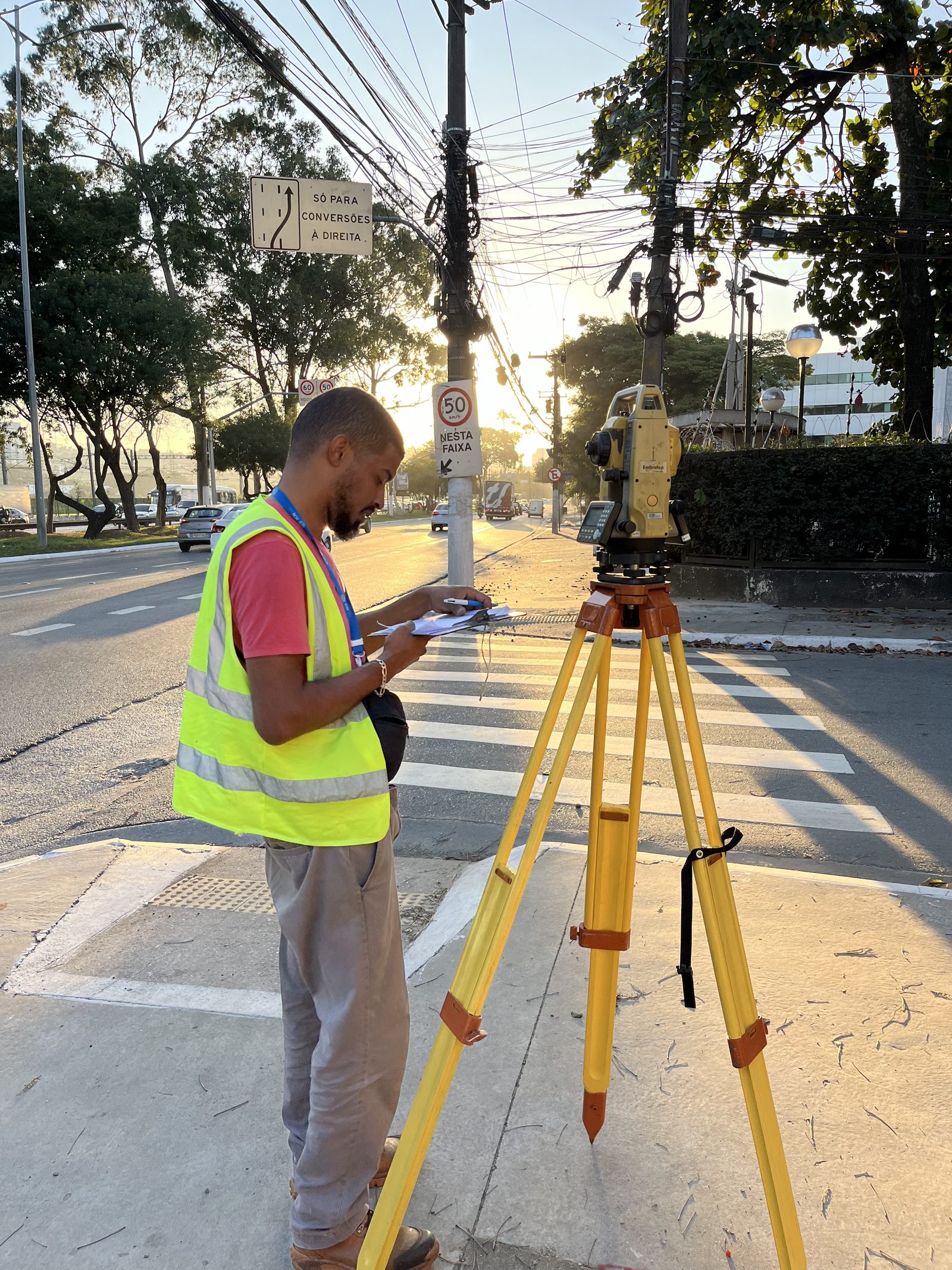 Estação total utilizada em regularização de imóveis
