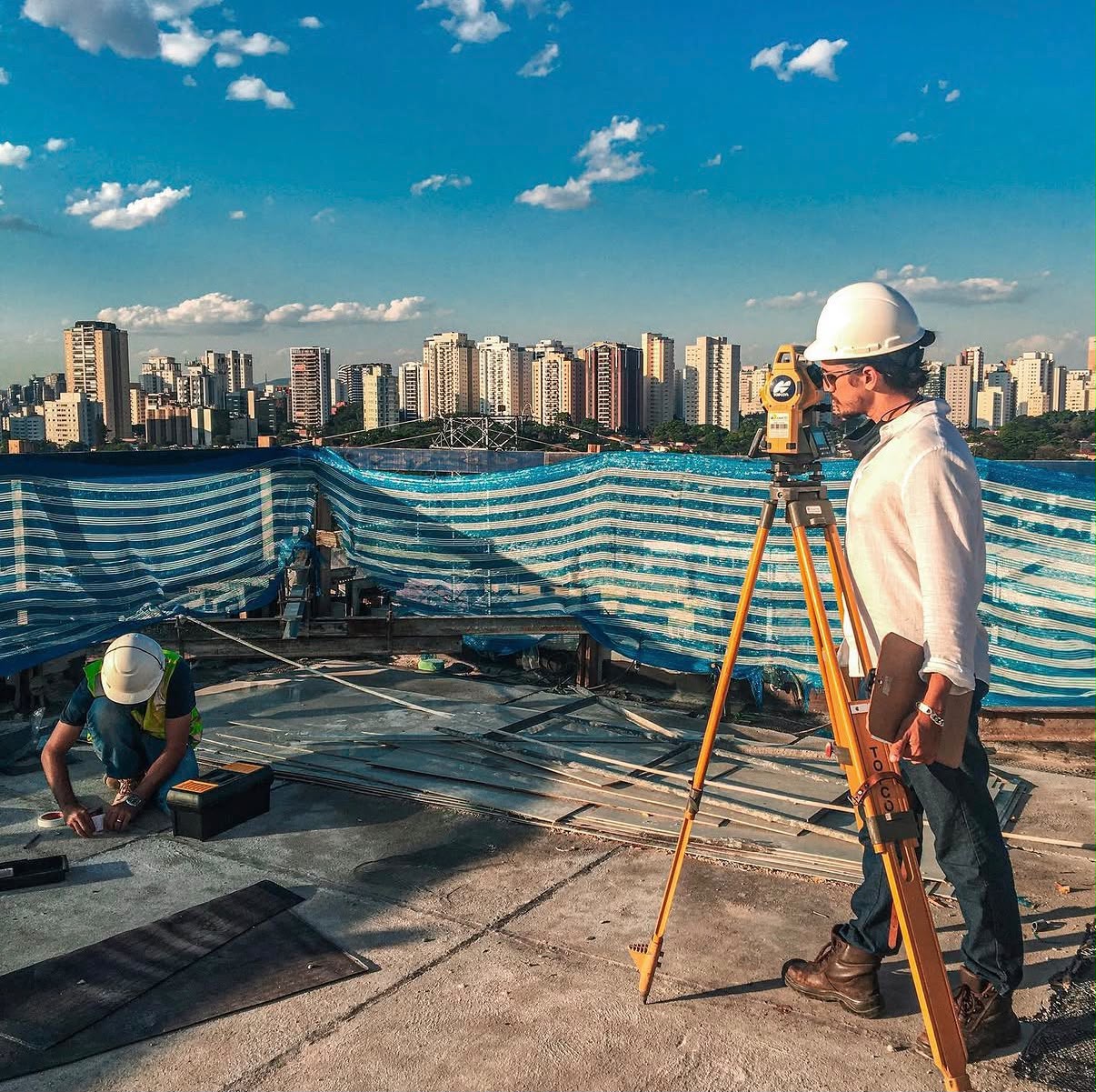 Profissional da JCN executando serviço de topografia